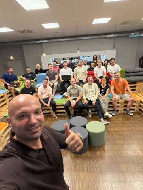 Liburn Shala mit einem Team bei einem KI-Workshop